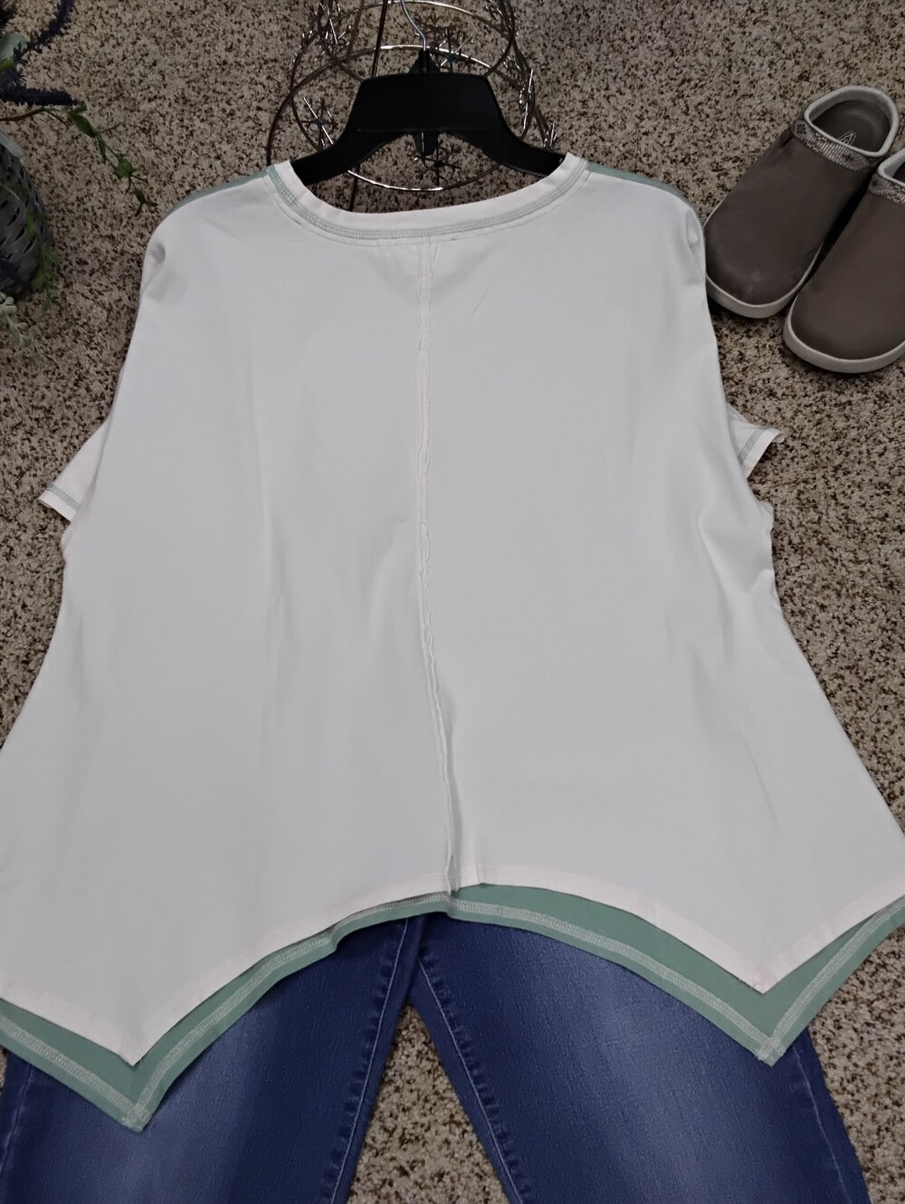 4018 Size Medium Fantastic Fawn Mint & White Short Sleeve Top with Boot Graphic - Picture 3 of 5